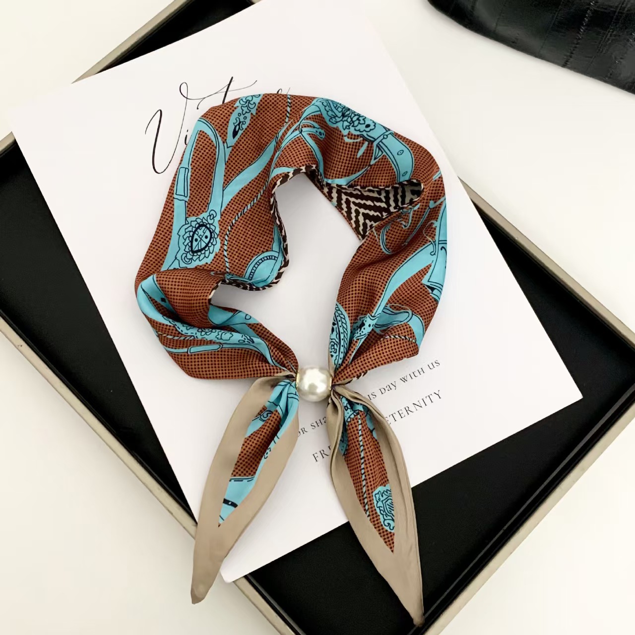 Elegancki szal z perłami w sty – Ascot Neck Scarf recenzja i cena
